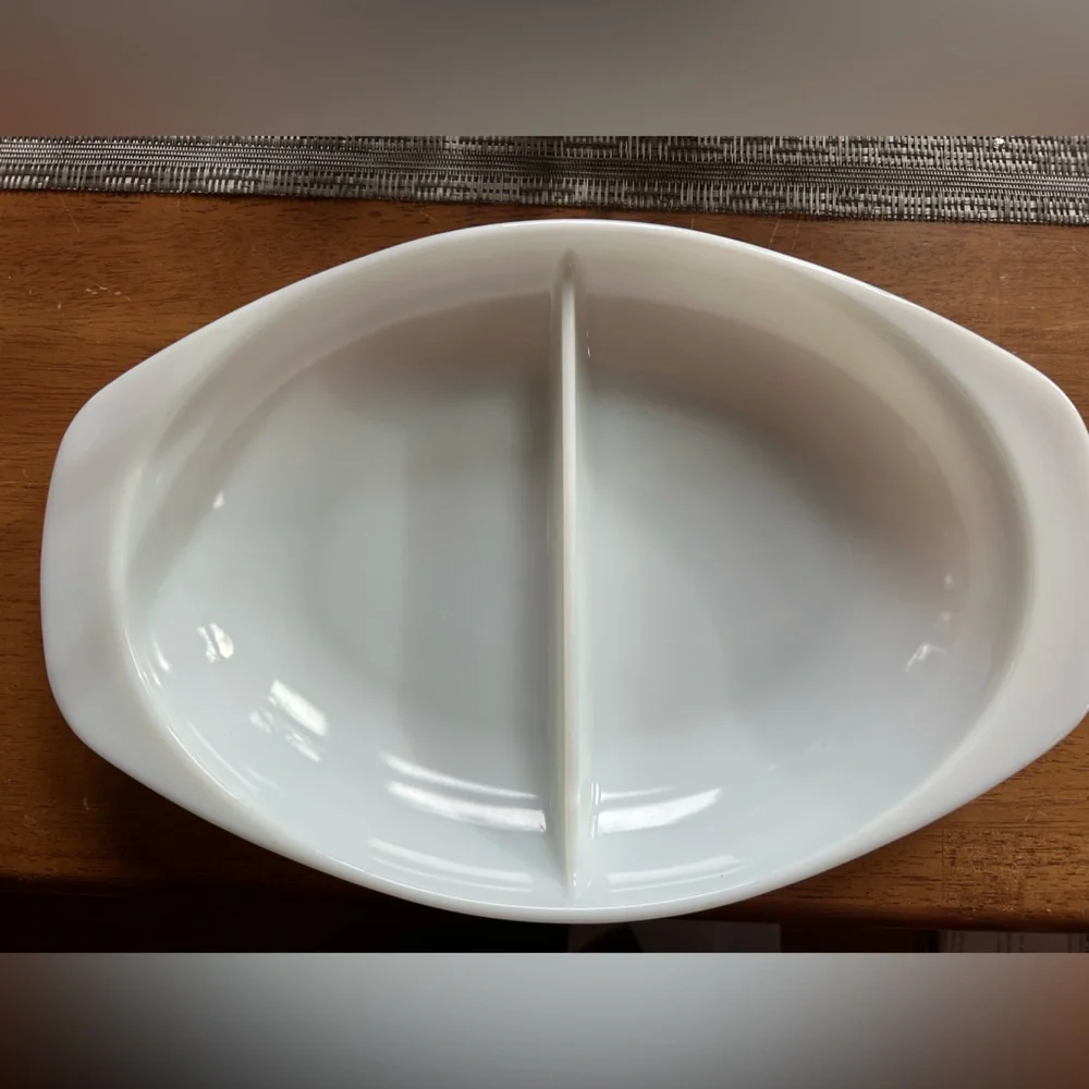 Pyrex #1083 Divide-A-Dish Milk Glass for multiple side dishes 1.5 Qt Vintage
